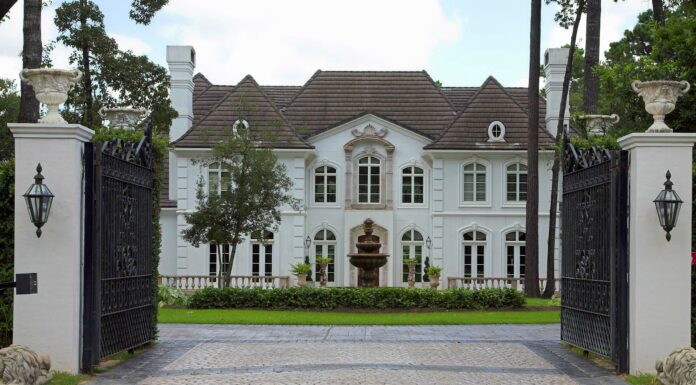 Real Estate YouTubers Seeing Mansions of Mega-Rich