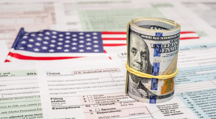 US Personal Incomes Soar +21% in March